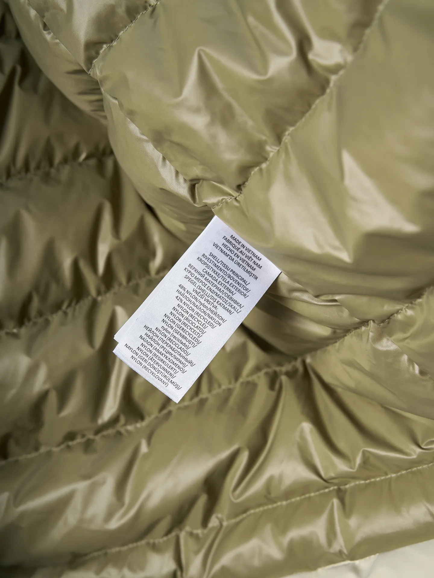 P980 Actual auction】Ralph Lauren/Ralph Lauren pony embroidered zipper hooded down jacket [Ready stock] S M L XL high-quality filling: 90 white duck down is selected, weighing 220g, ensuring excellent thermal insulation performance. After strict screening and processing, the velvet is not easy to be drilled, ensuring durability. The density of high-density nylon taffeta is about 210T-300T, with a smooth and slightly matte surface, excellent windproof and waterproof properties (with DWR water-repellent treatment), strong wrinkle resistance and easy care, in line with the positioning of American casual "durable and practical".  The inner lining is made of 100% polyamide. The high-density and tight weaving process prevents fine lint from getting out of the gaps in the fabric. The smooth surface improves the putting on and taking off experience, and the excellent wear and tear resistance ensures damage caused by frequent use, while the light and soft texture does not affect the overall weight.  The classic jacket has a slightly loose fit, slightly dropped shoulder line (shoulder width is 1-2cm wider than the standard fit), is hip-length, and has slightly tapered straight sleeves, taking into account both freedom of movement and casual style.  The adjustable Velcro on the cuffs allows you to freely adjust the tightness according to the thickness of your wrist and personal preferences, effectively preventing cold wind from intruding, and improving the warmth performance.  In terms of storage, the two front zipper pockets are convenient for you to place frequently used items, and the zipper design ensures that items are not easily lost. A built-in pocket on the left side of the chest provides a safe storage space for some small private items.  The drawstring design at the hem allows you to adjust the shape of the jacket according to your body shape and dressing needs. Whether it is loose and casual or slim and neat, you can easily control it.  Embroidery technology: Polo horse logo on the left chest: flat satin stitch embroidery (satin embroidery), embroidery thread: 100% polyester high color fastness embroidery thread (the color number is consistent with the brand’s standard red color card), stitch density 12-15 stitches/cm, the outline of the horse logo is clear, and the details of the rider and horse are burr-free.  Embroidery positioning: precise positioning through the template (12cm from the neckline and 8cm from the placket) to ensure left and right symmetry and centering.